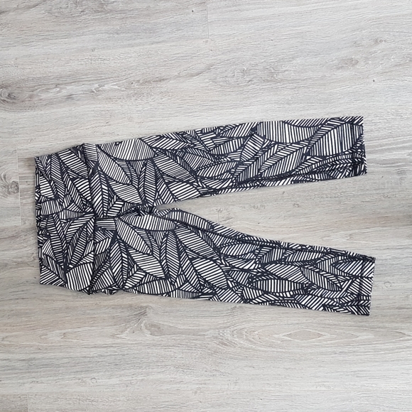 Lululemon Wunder Under Crop - Picture 2 of 5